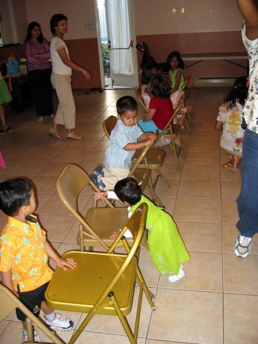 Children play musical chairs at the 2006 Kutchi Idol gathering.